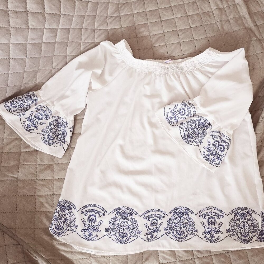 LIGHTWEIGHT AND FLOWY SEMI SHEER TUNIC BLOUSE.